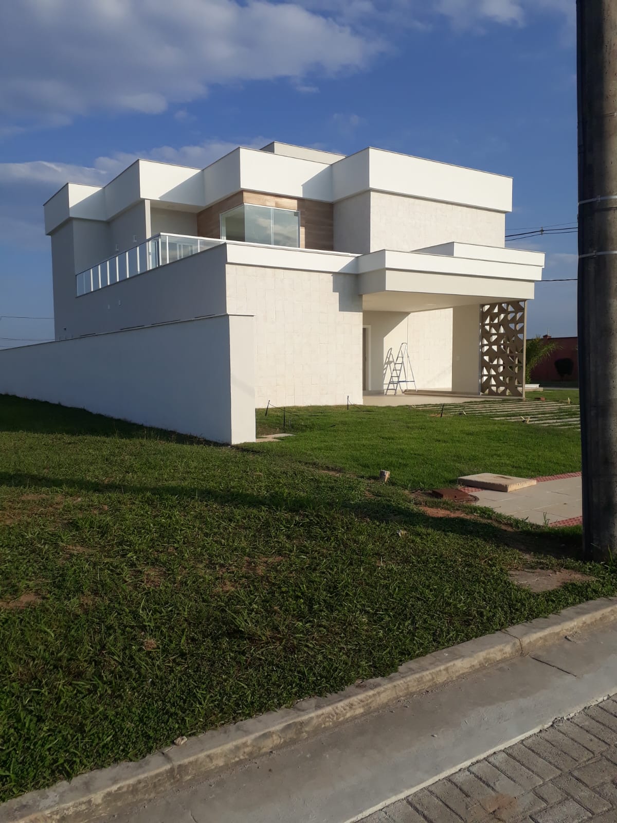 Fachada de casa branca com pintura externa no ES