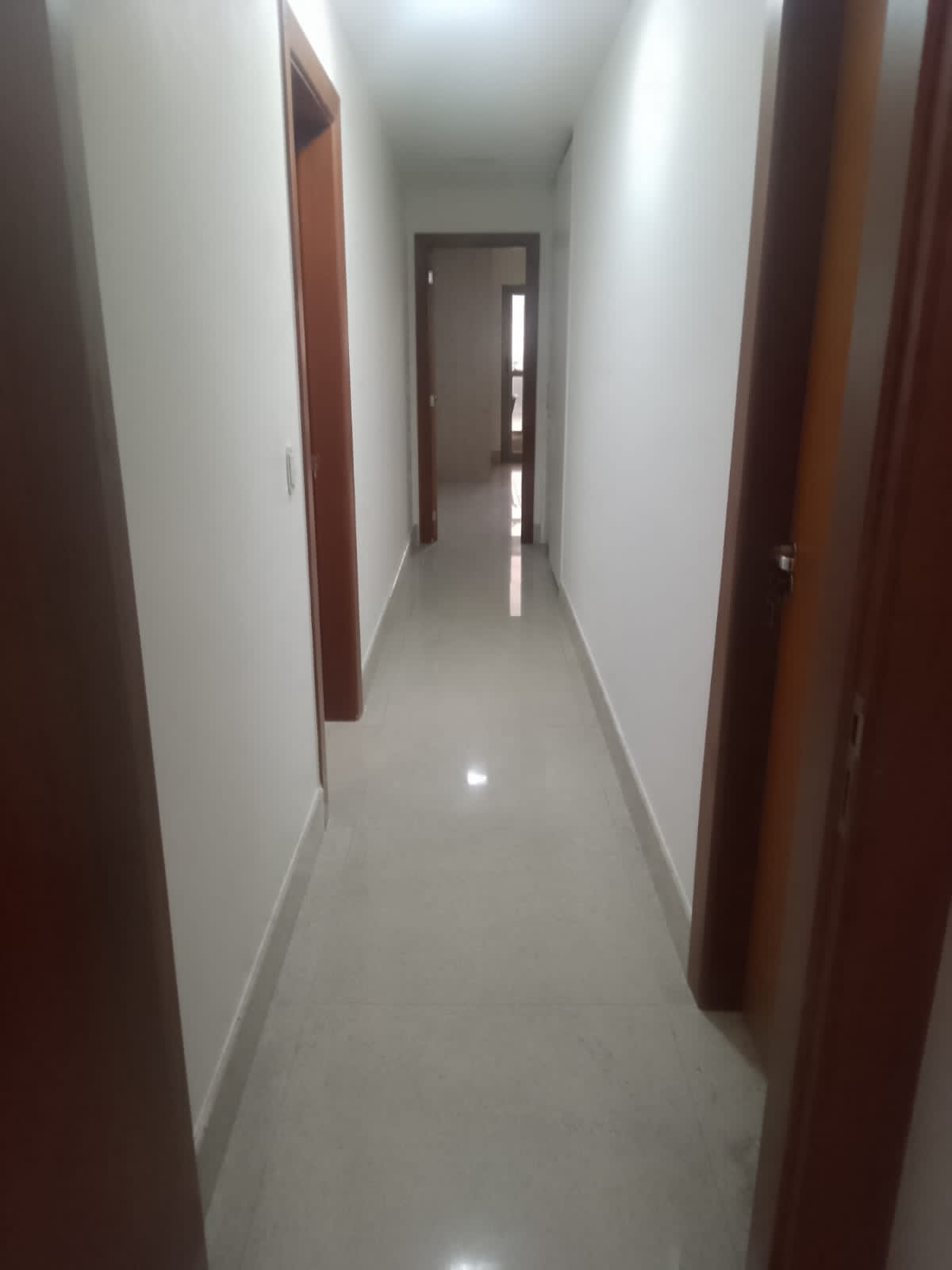 Corredor de apartamento com pintura interna branca ES