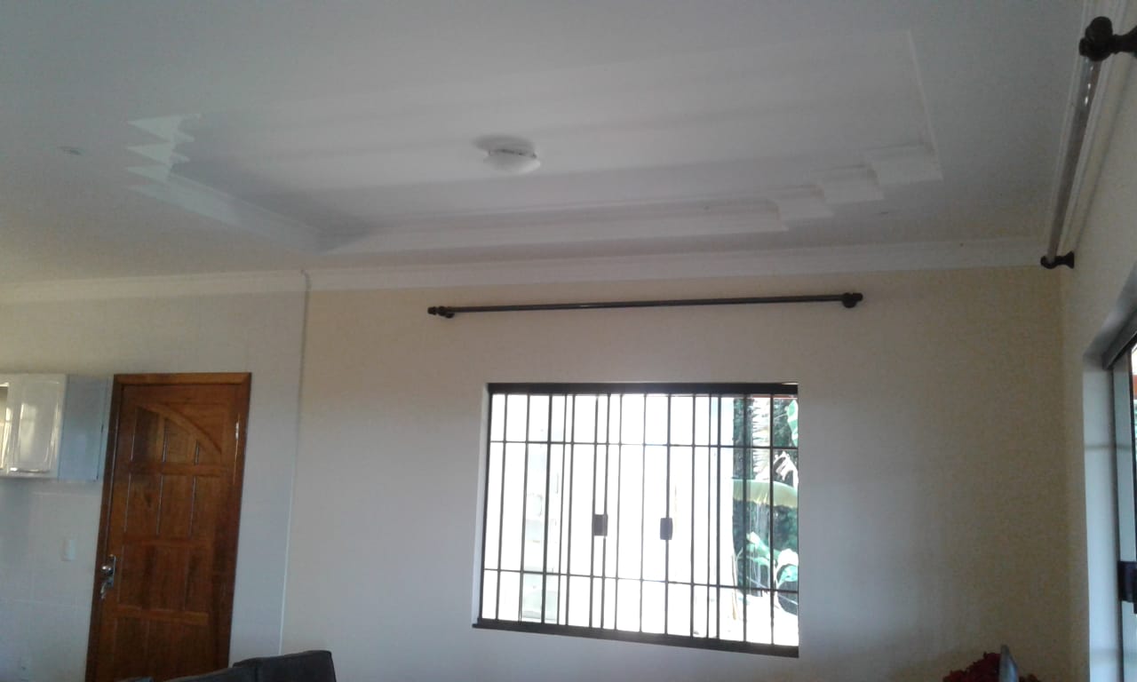 Pintura de teto com acabamento em sala residencial ES